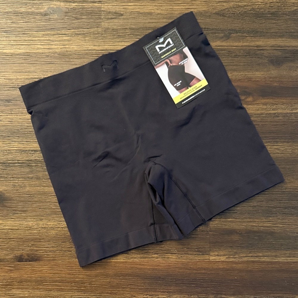 Maidenform Basically Sexy Black Seamless Smoothing Shorts Large NWT